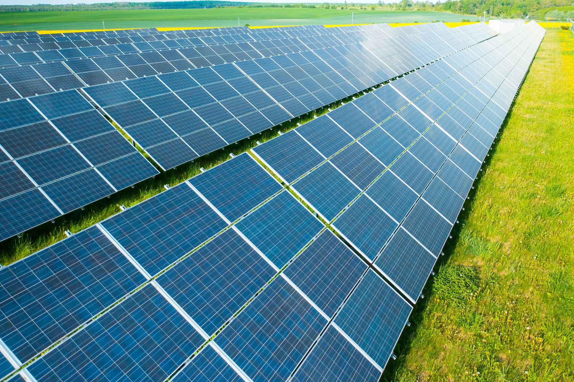 Fotovoltaico a distanza: come funziona davvero l’energia solare senza pannelli sul tetto