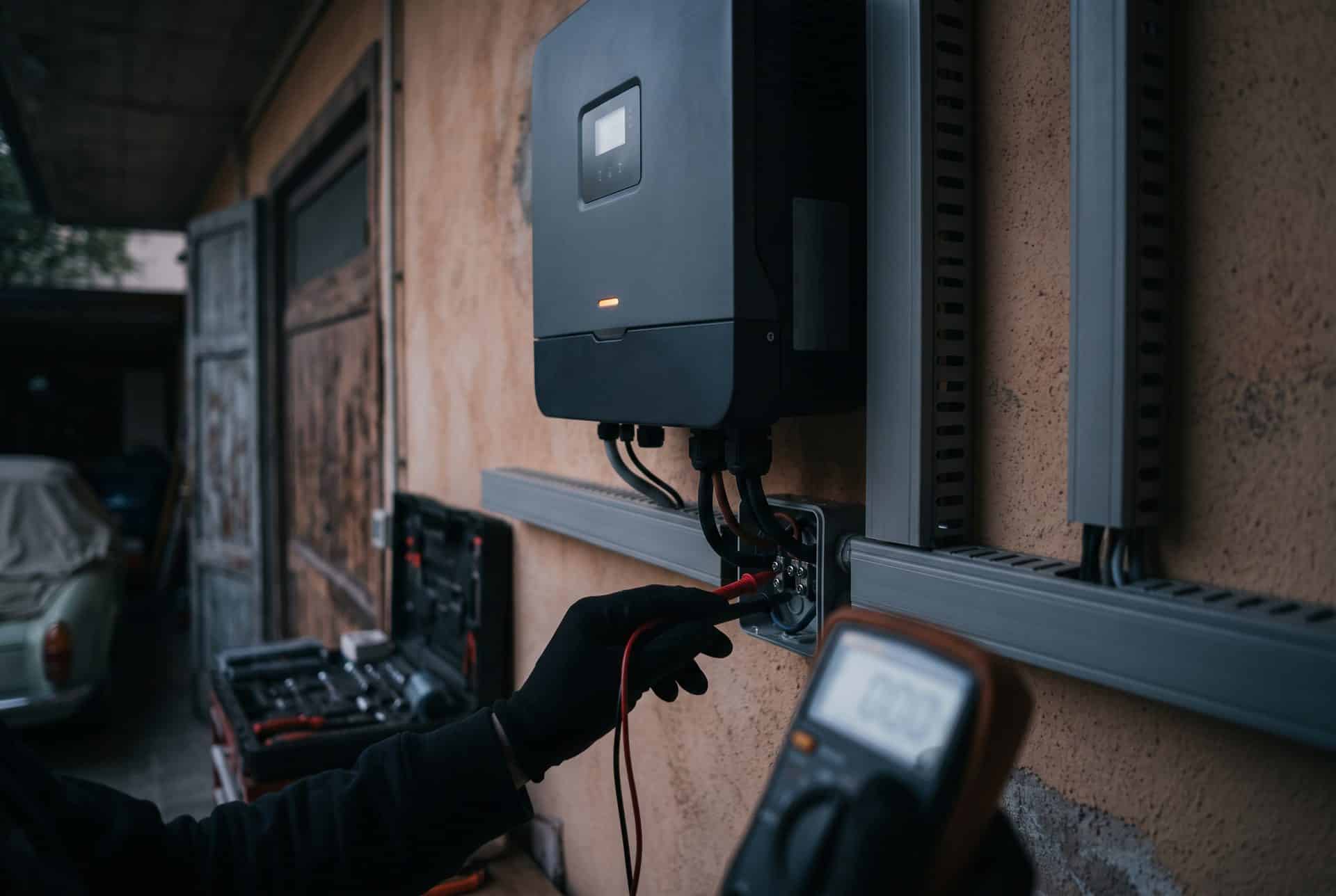 Inverter fotovoltaico tensione alta: perché si stacca e cosa fare